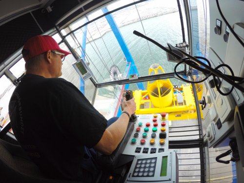 Harbor worker with joystick.jpg_ico500.jpg