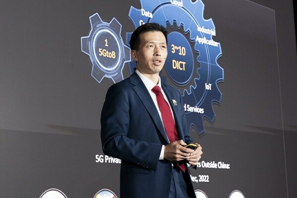 1677570994512363.jpg Mr_Peng_giving_a_keynote_speech_Business_Success_Summit_MWC.jpg