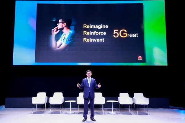 Li_Peng_President_Carrier_BG_Huawei_delivers_a_keynote_speech.jpg