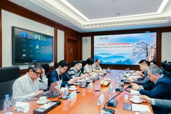 Huawei_partners_held_TECH4ALL_roundtable_Day_2_HAS_2023.jpg