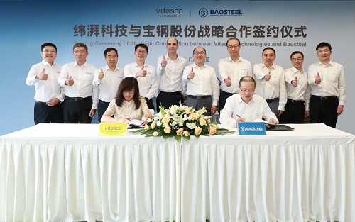 新闻稿配图_纬湃科技陈珺（左）与宝钢股份彭俊（右）签署战略合作.jpg